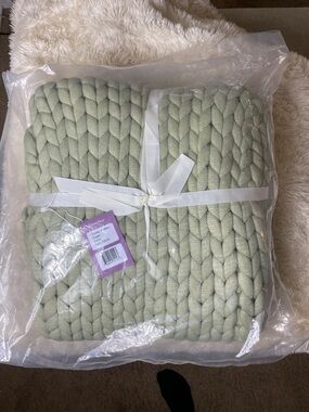 Donna sharp throw blanket in mint green nwt